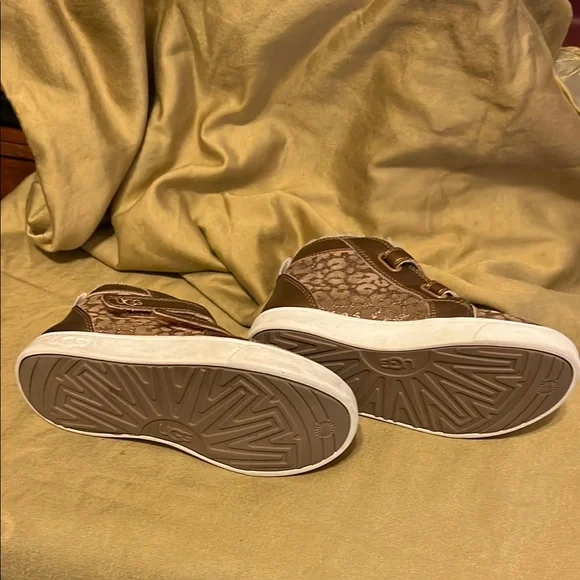 UGG Brown High-Top kids Sneakers with Velcro Straps size 12 - Picture 2 of 6
